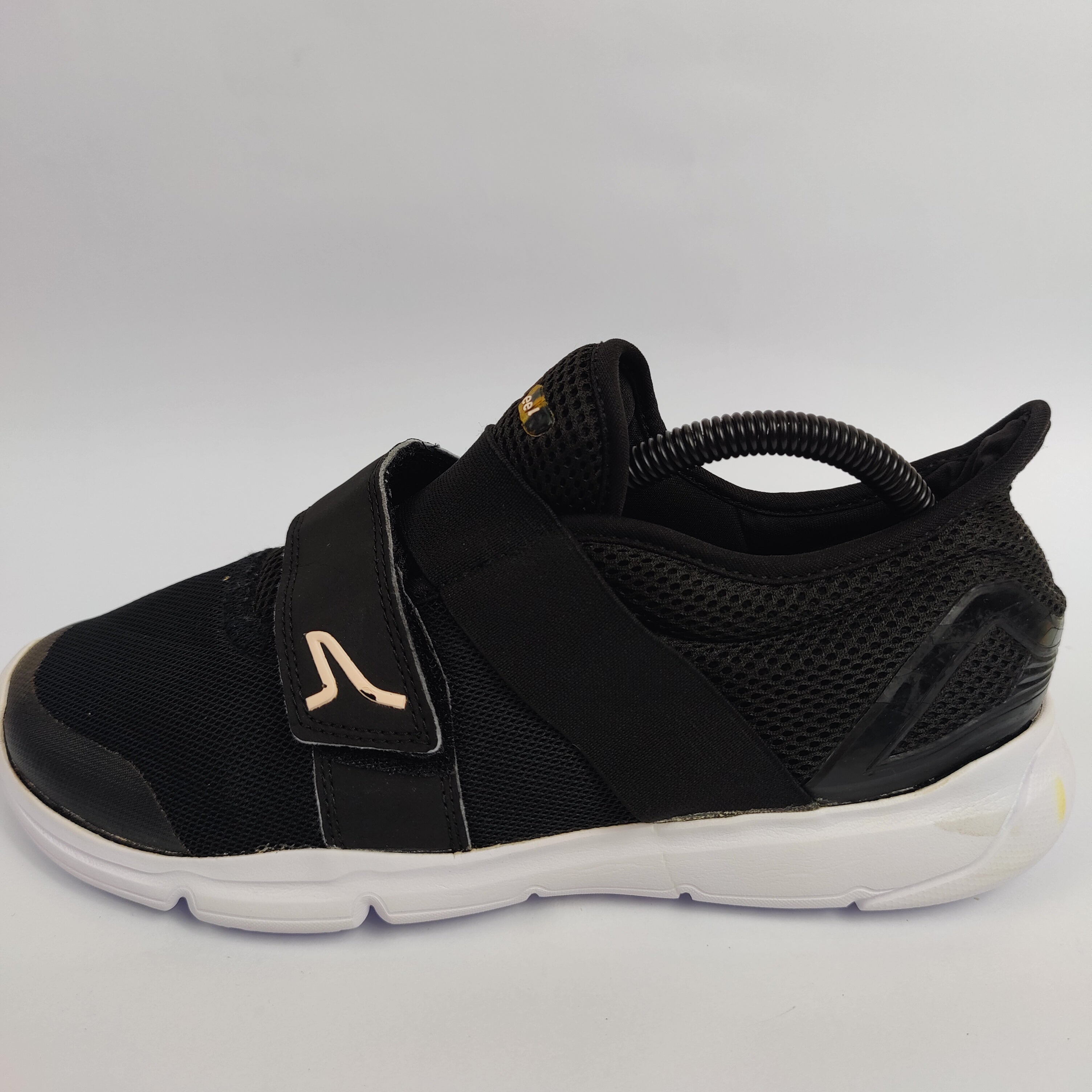 Newfeel Power Walking Shoes - Black - 4201612