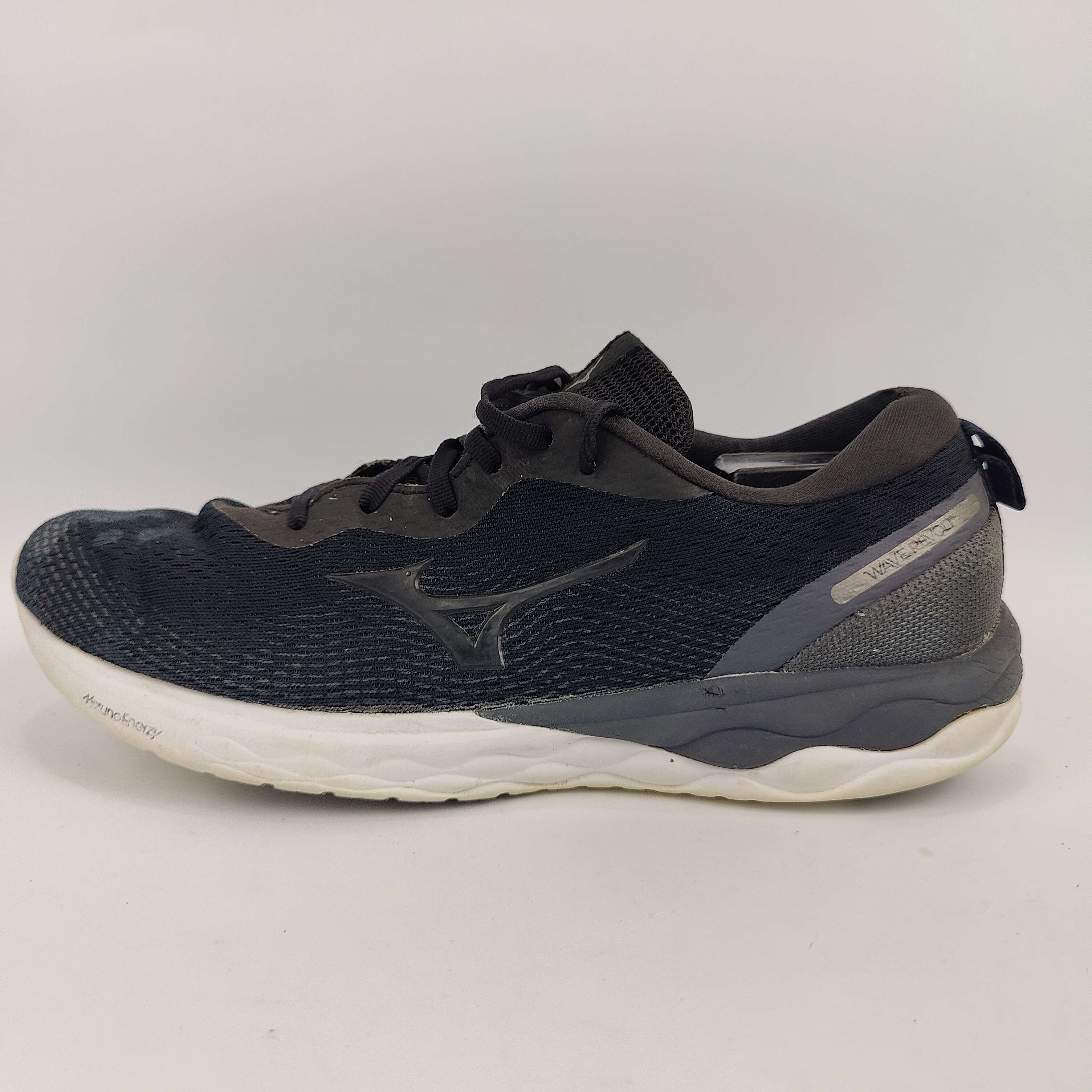 Mizuno Wave Revolt (UK/PK 9.5) - 4458724
