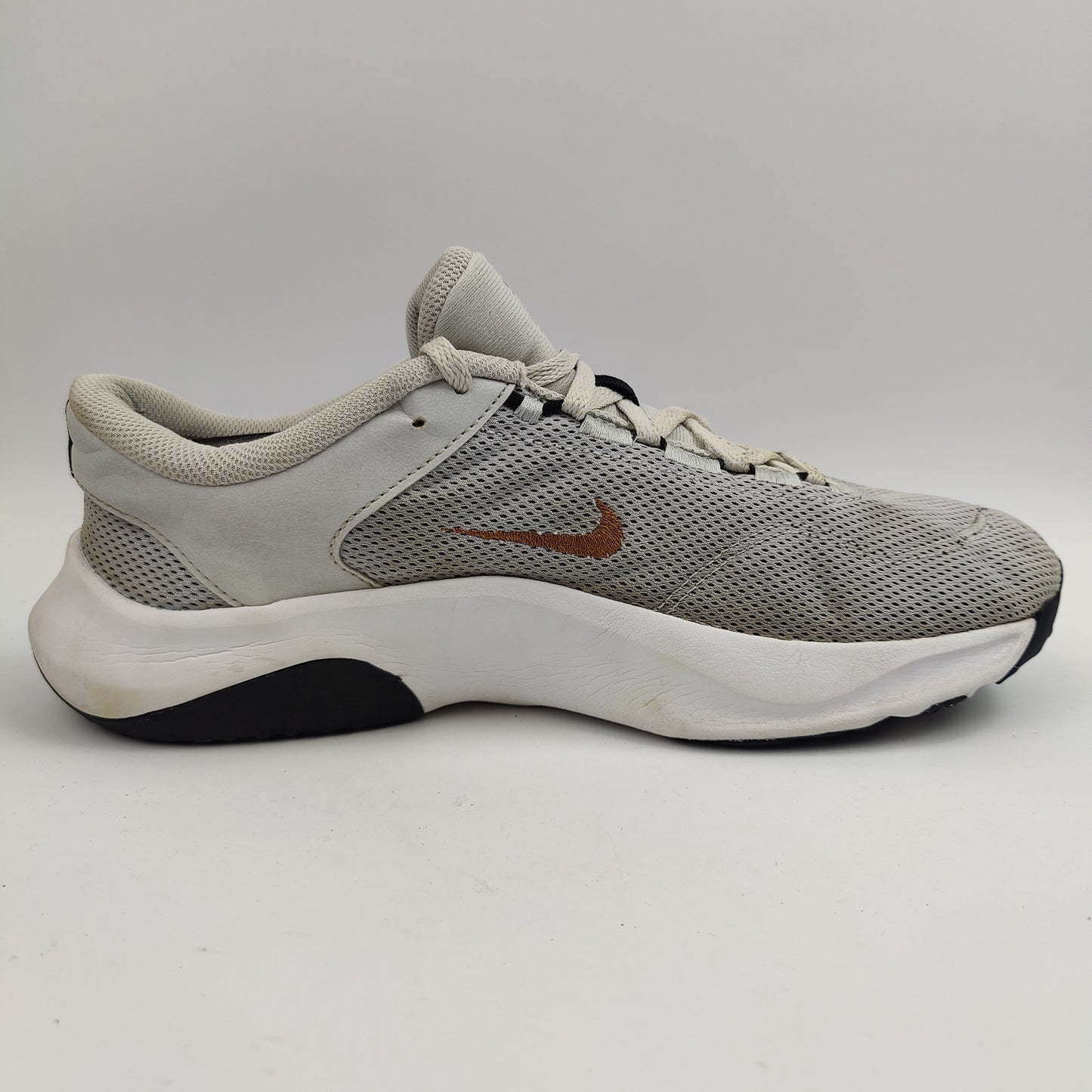 Nike Legend Essential 3 (UK/PK 9.5) - Grey - 4457200