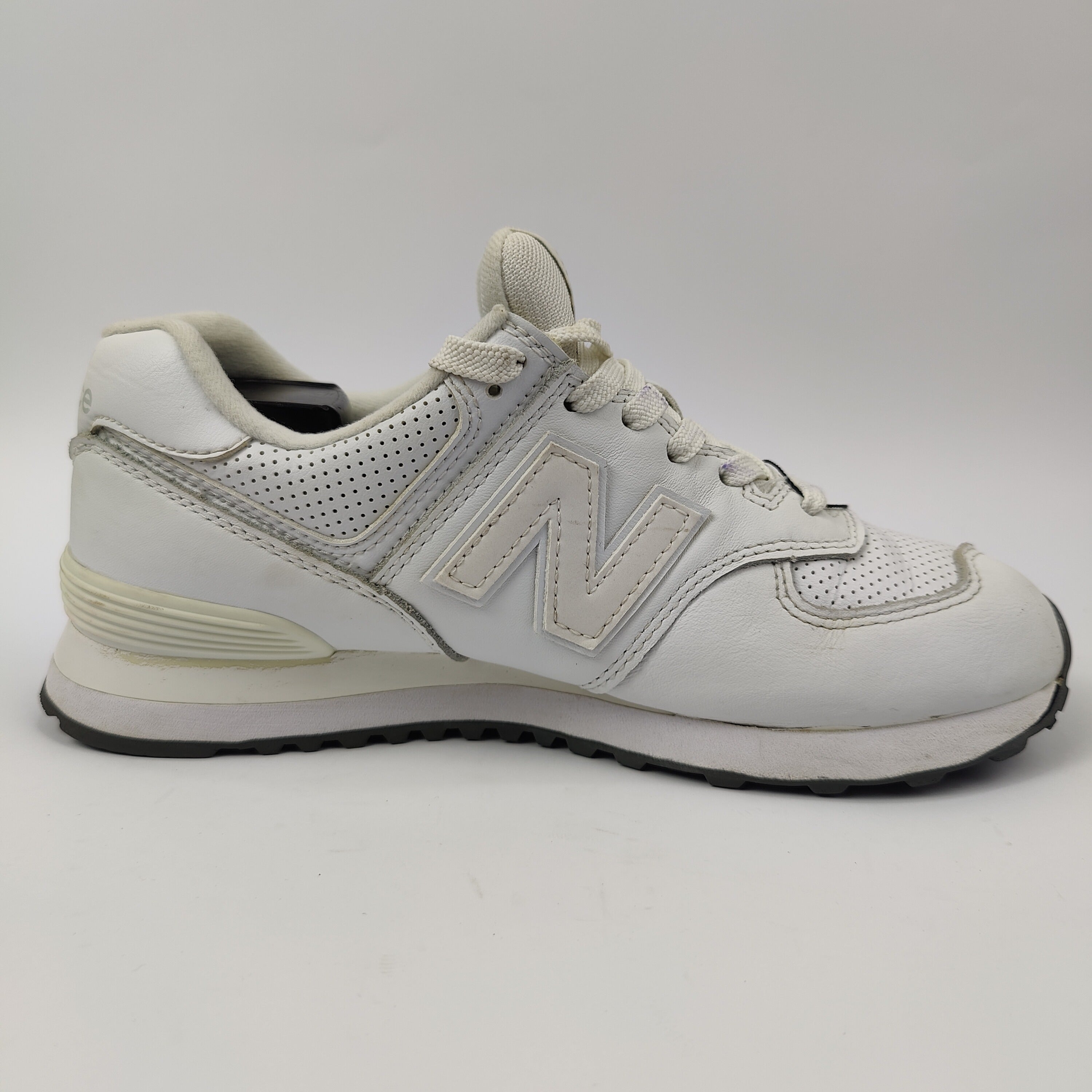 New Balance 574 (UK/PK 7) - White - 4057909