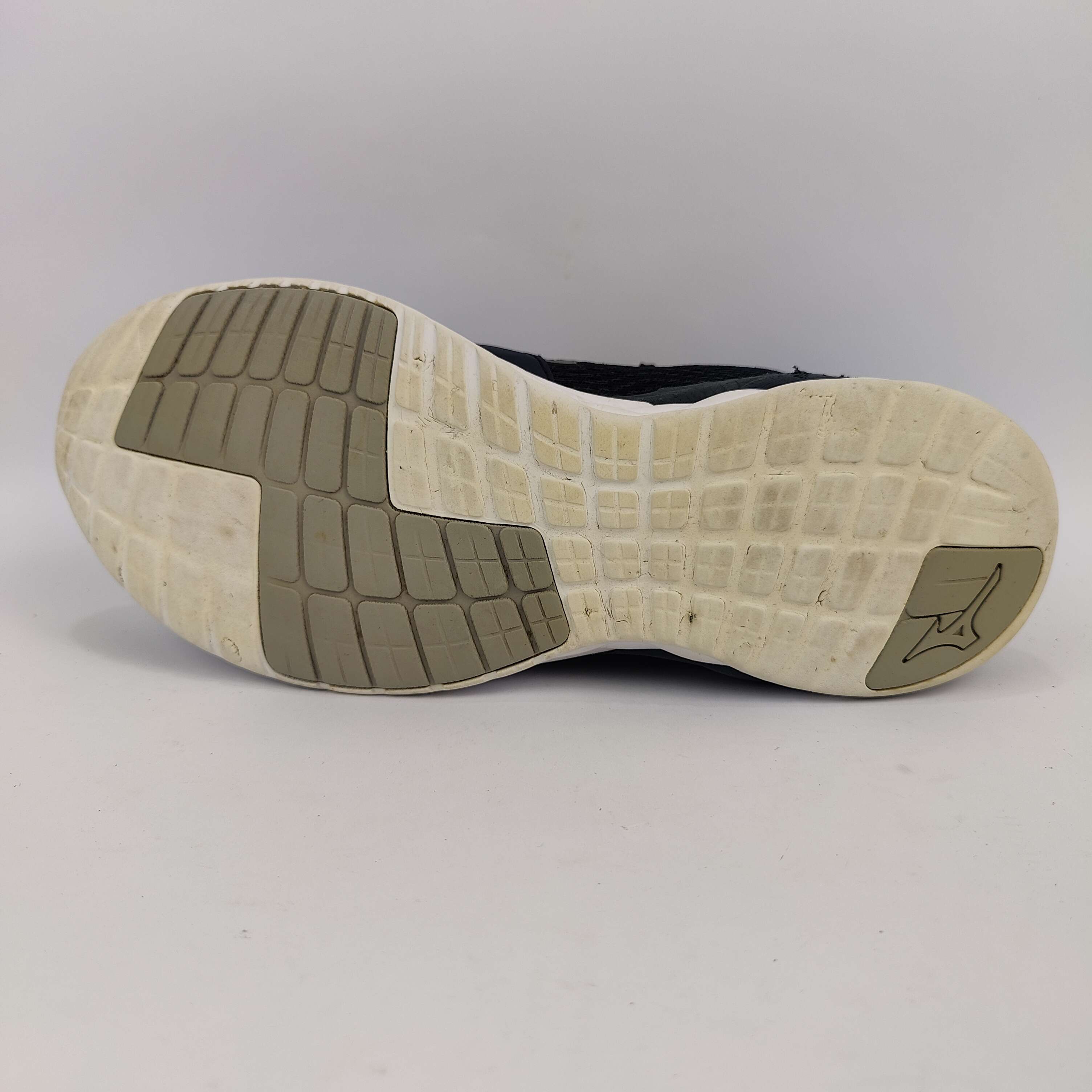 Mizuno Wave Revolt (UK/PK 9.5) - 4458724